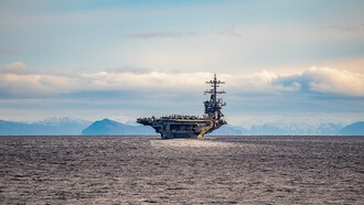 La portaerei classe Nimitz USS George Washington (CVN 73) attraversa lo Stretto di Magellano, 5 giugno 2024
