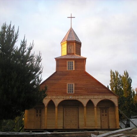 La degeometria rifiuta la linea retta come imposizione: segue i corpi, le storie, le inclinazioni del terreno. Chiloè, Iglesia de Ichuac, Cile