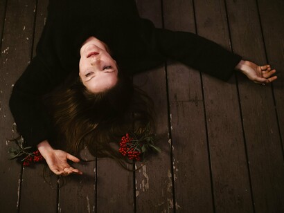 Imagem retrata uma mulher em aparente estado de abatimento emocional. Nem toda emoção dolorosa define quem somos, mas permanecer preso a ela pode ampliar o sofrimento