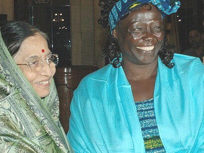 The winner of the Indira Gandhi Award for Peace, Disarmament, and Development, Prof. Wangari Mathai, meets with the recipient in New Delhi on November 19, 2007