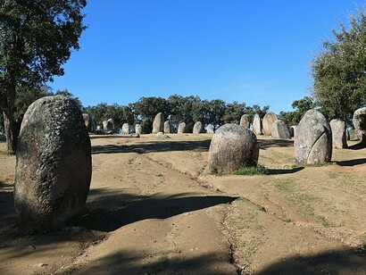 Cromeleque dos Almendres visto do sudeste, Portugal