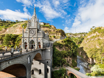 Las culturas orientales y los pueblos originarios *sentipiensan* antes de tomar decisiones, armonizando la respiración y escuchando el corazón, para poner en marcha la intuición sintonizando con la consciencia antes de iniciar la acción.  Santuario de Las Lajas, Ipiales, Colombia