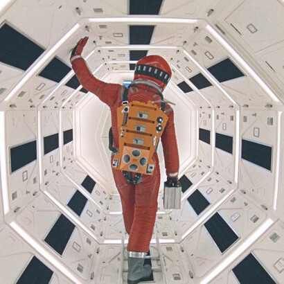 Kubrick fue un director meticuloso y visionario, capaz de controlar hasta el último detalle visual y sonoro de sus películas