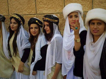 À Baashiqa, en Irak, des fidèles participent au « Tawwaf », un rituel yézidi symbolisant la résilience spirituelle et la transmission de la mémoire collective