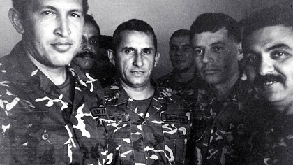 En 1992, Hugo Chávez y otros cuatro tenientes coroneles intentaron un golpe de Estado contra Carlos Andrés Pérez