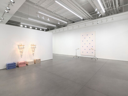 John Armlede, Ripple: furniture sculpture and painting after 1982, exhibition view. Courtesy of David Kordansky Gallery 