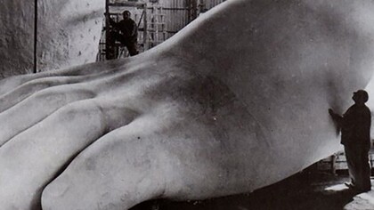 Aroldo Bellini, Statue del Foro Italico, Piede di Mussolini