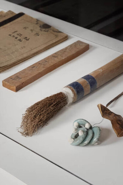 Shimizu Uichi, The language of glaze, exhibition view. Courtesy of Carpenters Workshop Gallery 