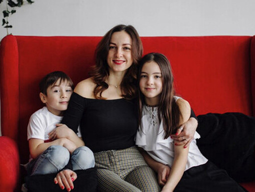 "Paternidad con ternura"es una propuesta que busca romper con la idea tradicional del “padre proveedor” para dar paso a una figura más humana, emocional y presente