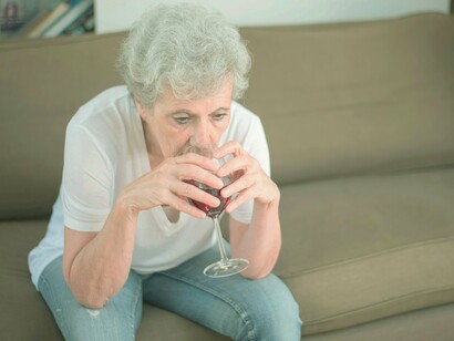 Idosa solitária e angustiada. Esse abandono também é institucional. O envelhecimento digno, que deveria ser direito, virou privilégio. Como envelhecer com dignidade quando a aposentadoria é insuficiente, o acesso à saúde precário, e a cidade hostil à mobilidade?
