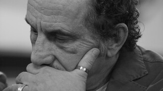 Pino Roveredo è stato uno scrittore e drammaturgo italiano nato a Trieste 