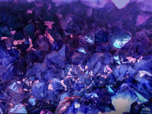 Pietre, minerali, cristalli e gemme preziose si legano sin dall’antichità alle leggende, ai miti, alla ritualità, alla simbologia