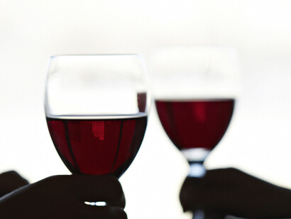 Casal bebendo vinho