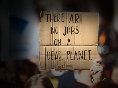 Cambiamento climatico. È altrettanto ovvio che a tutto ciò non sono affatto estranei colossali interessi economici e politici