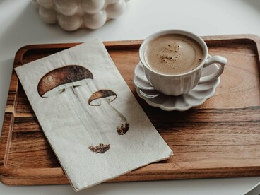 Sobre a bandeja, café e guardanapo dividem o mesmo espaço de sempre. Entre gestos automáticos e pequenos objetos, a rotina revela silenciosamente aquilo que aprendemos a considerar suficiente