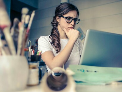 Mulher trabalha em sua empresa. O tempo foi passando e, com o passar dele, fui percebendo que ali eu não teria futuro algum. A empresa, embora visualmente muito bonita, escondia várias pequenas imperfeições em seu interior: falta de orientação adequada, péssima gestão, falta de treinamento e até falta de equipamentos básicos para o trabalho