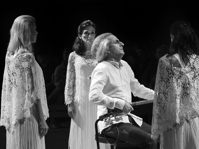 Shoja Azari, Mohsen Namjoo, Shirin Neshat. Passage through the world (2015)