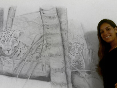 Karen Brewer con el dibujo de Fofa y su cachorro