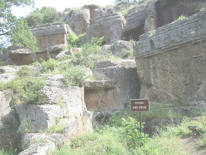 Tombe scavate nella pietra presso la necropoli etrusca di Norchia, Viterbo, Italia