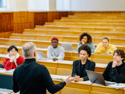 Innovar la educación implica un cambio hacia un paradigma centrado en la creatividad y la sabiduría universal como objetivos principales