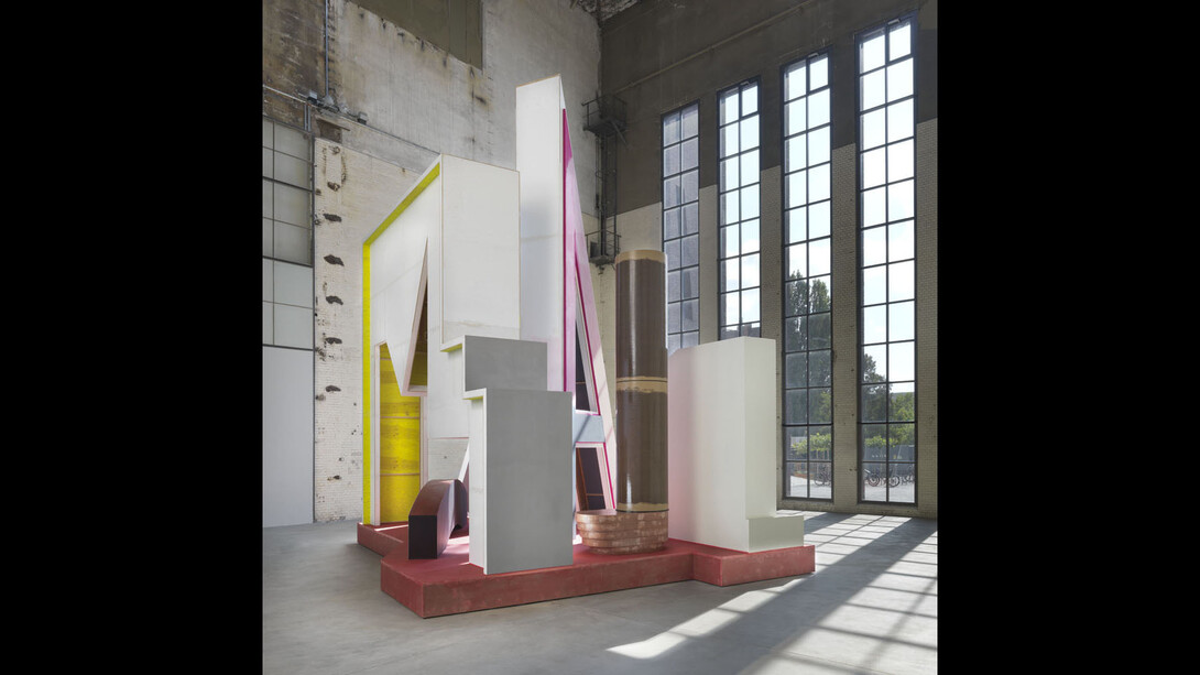 Ausstellungsansicht „Plateau mit Halbfigur“, Foto: Jens Ziehe, © Thomas Scheibitz / VG BILD-KUNST, Bonn, 2018
