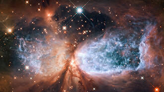 Una región compacta de formación estelar en la constelación Cygnus (El Cisne) capturada por el Hubble