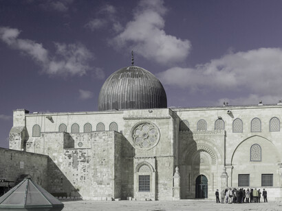 Al Aqsa es conocida como la explanada de las mezquitas, se edificó a partir del siglo VII sobre las ruinas del Monte del templo de Jerusalén, donde todavía existen restos del antiguo templo judío –destruido por los romanos en el siglo I d.C.– como el Muro de las lamentaciones, el lugar más sagrado de la religión judía 