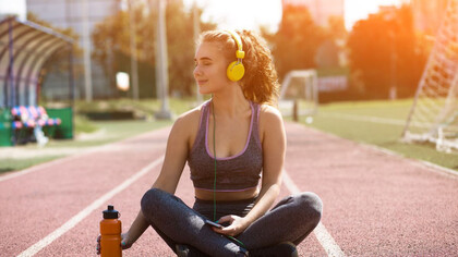 Mujer relajándose tras practicar deporte