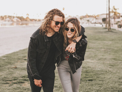 Pareja riendo y caminando juntos