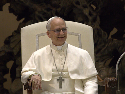 Papa Leão XIV durante coletiva de imprensa no Vaticano, 2025. Ele dará sequências as reformas de Francisco de uma maneira muito mais gradual. Foi comentado também sobre o estilo Pastoral do Novo Pontífice, porém ele tem o lado diplomático mais forte que o seu antecessor
