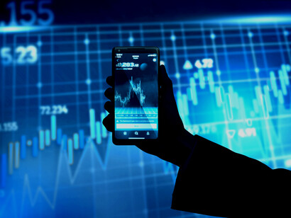 Illustrazione di criptovaluta su smartphone: "...perché le Banche Centrali hanno annunciato di voler emettere ed immettere valuta “cripto” e digitale – con tecnologia “block chain” – diversa dalla comune moneta elettronica"