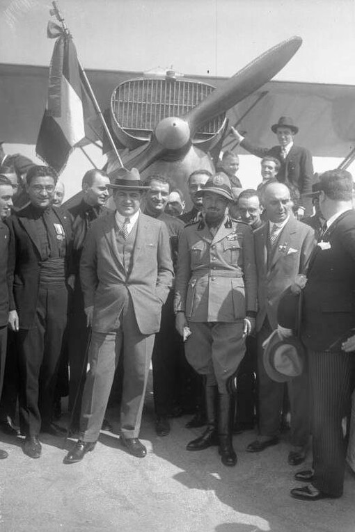 Il gerarca fascista Italo Balbo, ministro dell'aeronautica (4° da sinistra), accanto al conte Aldovrandi (3° da sinistra), e lo staff della trasvolata atlantica (Italia-Brasile) compiuta da 12 idrovolanti italiani nel dicembre 1930