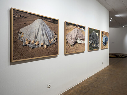 Panorámica de la sala de exposición «El pasado adelante» en Casa América
