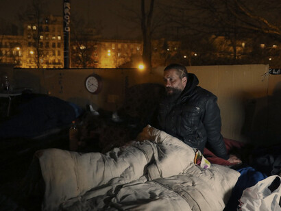 X, apodo que recibe de la policía un inmigrante esloveno que ha instalado su lugar de descanso en un kiosco del parque de la Bombilla, en Madrid, porque lleva tres de esas letras marcadas en el pelo. Fotografía: Luis Sevillano