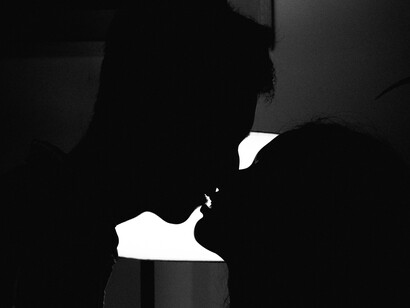 Silueta de una pareja besándose