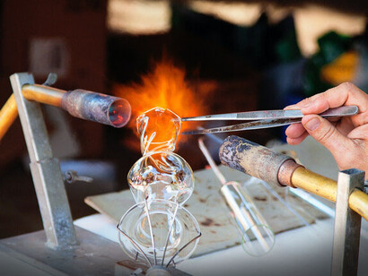 A glassmaking session