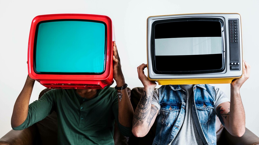 Due uomini con la testa dentro il televisore: "La televisione è uno strumento potente, ma sta a noi decidere come utilizzarlo e, soprattutto, come proteggerci dai suoi effetti negativi"