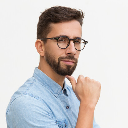  Ele tenta constrangê-lo desde o início, insinuando que quem faz esse tipo de pergunta é quem apronta. Agora me diga: já viu um raciocínio mais insensato que esse?