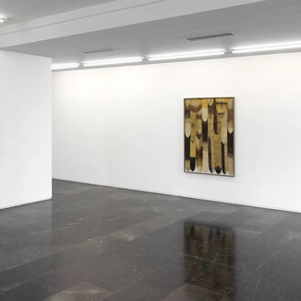 Varios artistas, En las noches más oscuras lucen las más brillantes estrellas, vista de exhibición. Cortesía de la Galería Luis Adelantado