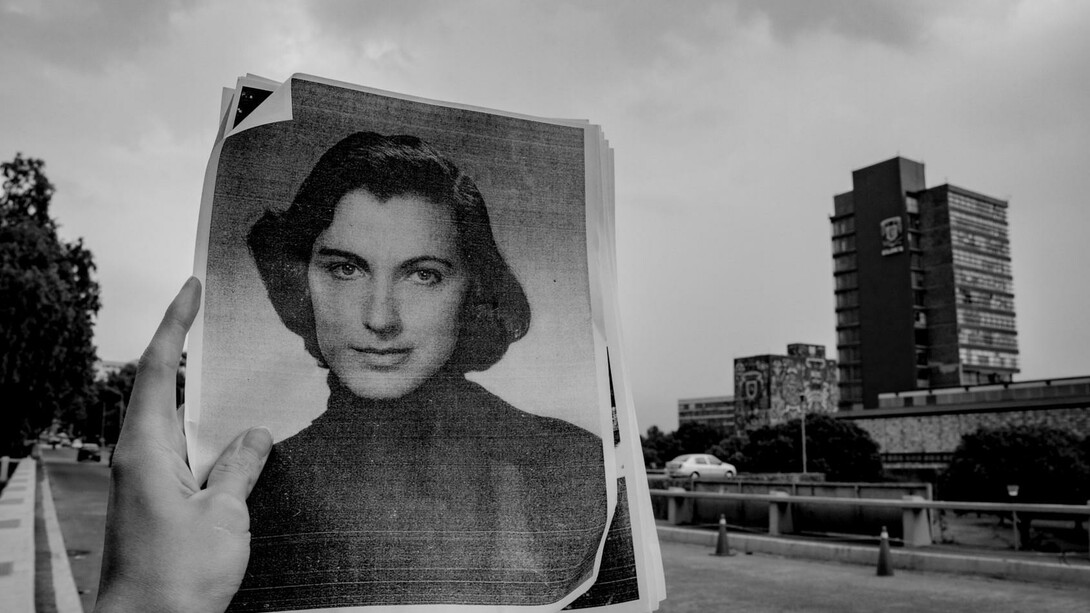 Foto de Alcira Soust Scaffo con la Ciudad Universitaria al fondo