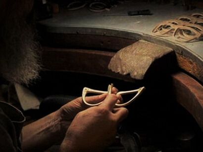 Artigiano al lavoro a The Mall Firenze, Italian Maestro