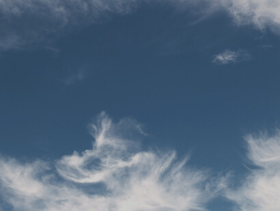 Cielo. È a metà del sogno fu la luce. Come se il paesaggio pregasse un idilliaco lamento, il cielo era sempre lì interamente azzurro, immaginato. Arrivi lontano da noi e vicino a tutto