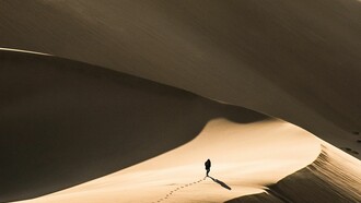 «O deserto cresce. Ai daquele que oculta desertos!» (F. Nietzsche)