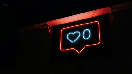 I social network hanno trasformato il dibattito pubblico in uno spazio dove l’anonimato e la deresponsabilizzazione favoriscono odio e violenza verbale