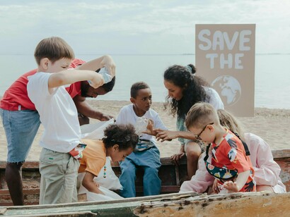 Un groupe d'enfants travaillant ensemble pour nettoyer notre planète pour un meilleur avenir 