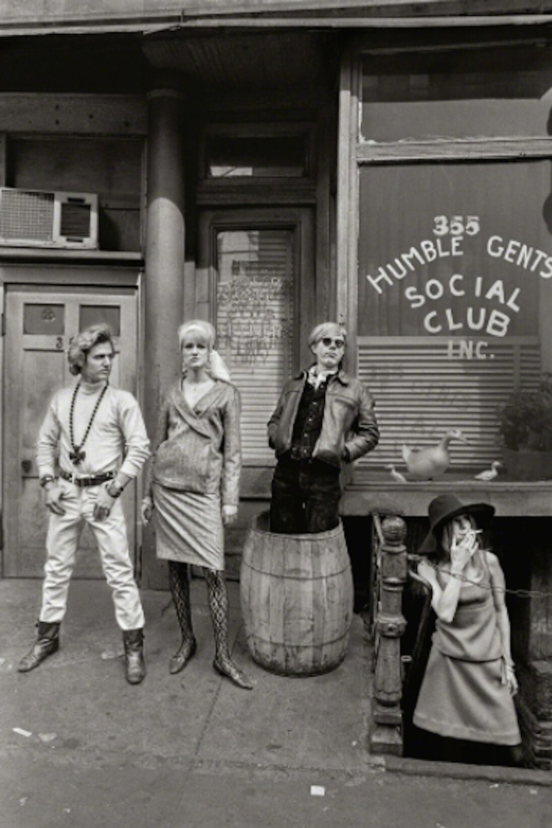 Larry Fink, Fashion Shoot, New York, 1966. Courtesy of Damiani