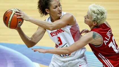La jugadora de la selección española de baloncesto Laia Palau defiende el balón frente a una rival