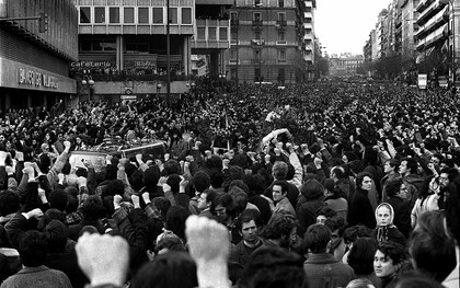 Cortejo fúnebre de los abogados de Atocha. La matanza de Atocha, 24 de enero de 1977, fue un atentado terrorista perpetrado por pistoleros de extrema derecha en un despacho de abogados laboralistas vinculado al Partido Comunista de España y al sindicato Comisiones Obreras, situado en el número 55 de la calle Atocha en Madrid, España