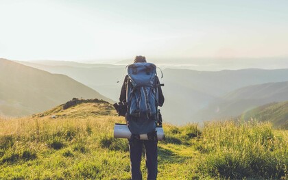El viaje como mochilera se convierte en el escenario de un duelo inevitable donde la propia mochila se transforma en un doloroso recordatorio