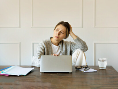 Mujer ignorando sus responsabilidades. Tareas que evitamos, como limpiar o pagar cuentas, suelen ser las primeras víctimas de la procrastinación, pero nos pasan factura eventualmente